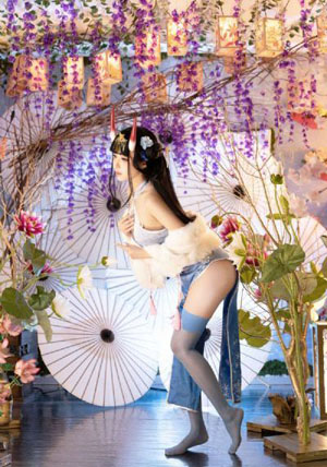 白丝短裙校花被扒开双腿玩弄_BD英语完整在线观看