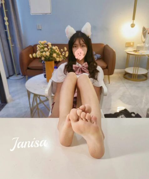 半夜我熟练扒下妈妈的内裤视频_十万网红美女美酱